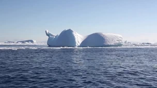 Yüzen bir buzdağı yelken - Video, Çekim
