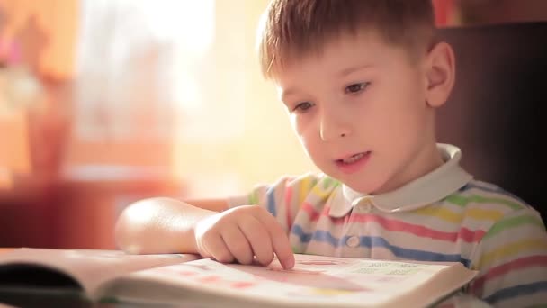 Un niño aprende a leer 7
 - Metraje, vídeo