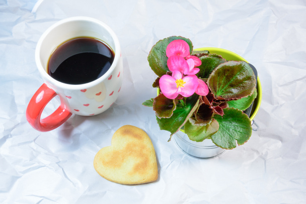 hausgemachte Plätzchen, Herzform, Begonie und eine Tasse schwarzen Kaffee - Foto, Bild