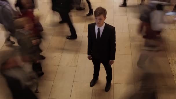 Geschäftsmann steht auf öffentlichem Platz - Filmmaterial, Video
