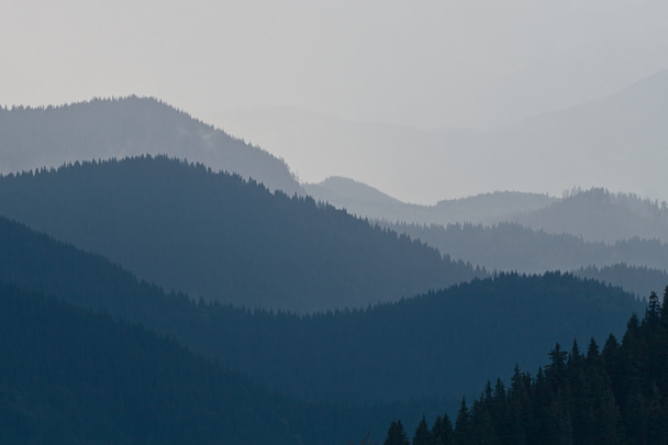 Paisagem montanhosa com uma cadeia de colinas
 - Foto, Imagem