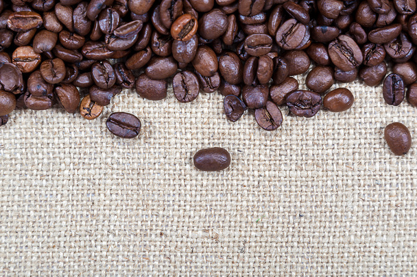 Chicchi di caffè su tela come sfondo
 - Foto, immagini