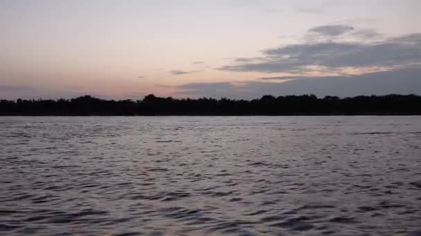 Predawn niebo nad rzeką (strzał z ruchu łodzi) - Materiał filmowy, wideo