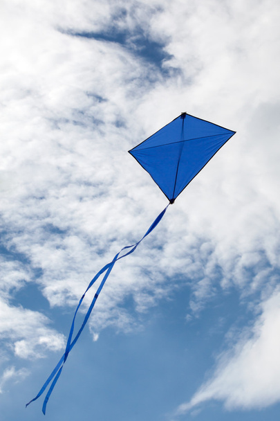 aquilone blu che vola in un bel cielo nuvole
 - Foto, immagini