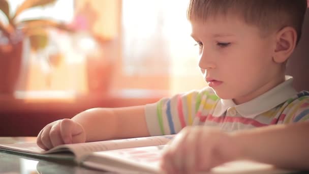 Ένα παιδί μαθαίνει να διαβάζει 10 - Πλάνα, βίντεο