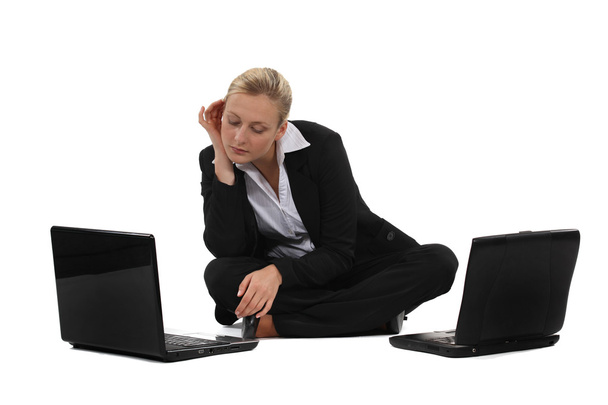 Businesswoman with two laptops - Fotoğraf, Görsel