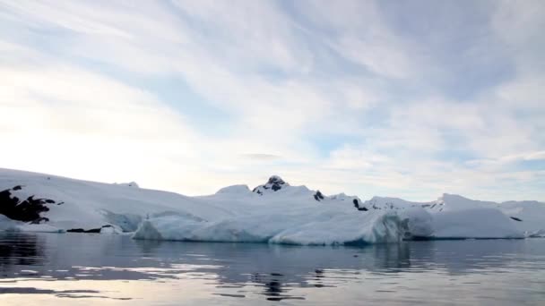 Ledovce, plovoucí ve vodě - Záběry, video