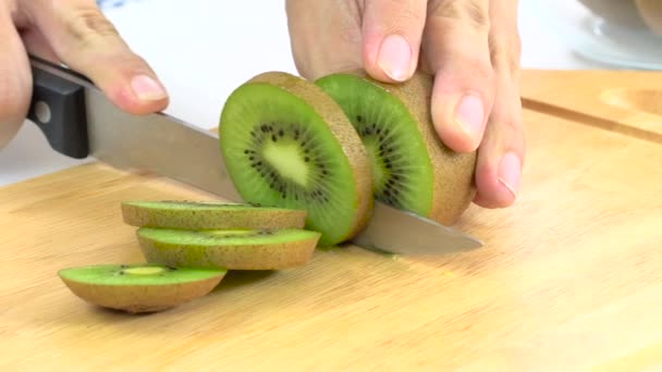 Knife slicing fresh kiwi, slow - Footage, Video