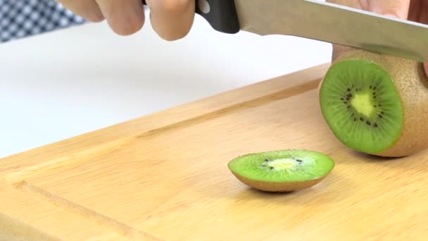 Knife slicing fresh kiwi, slow - Footage, Video