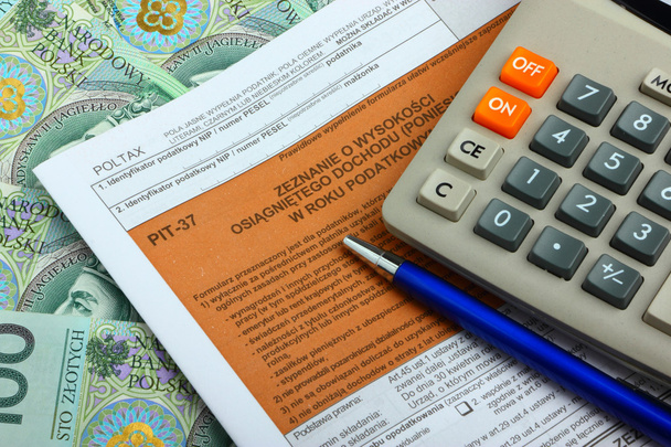 Податкова форма з калькулятором, грошима і ручкою
 - Фото, зображення