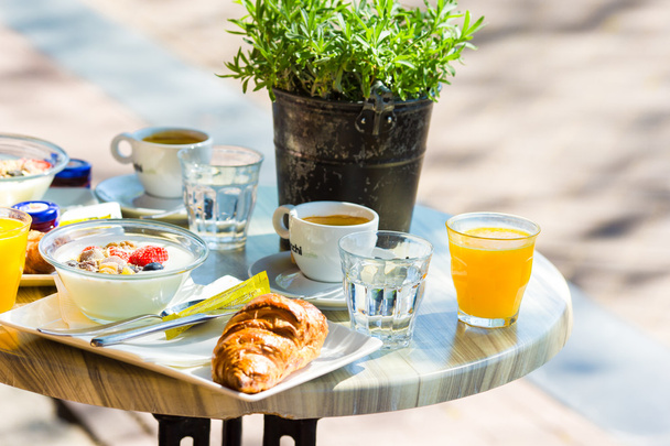 Fresh and delisious breakfast in outdoor cafe at european city - Fotografie, Obrázek