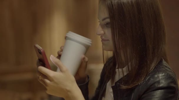 Frau benutzt Smartphone - Filmmaterial, Video
