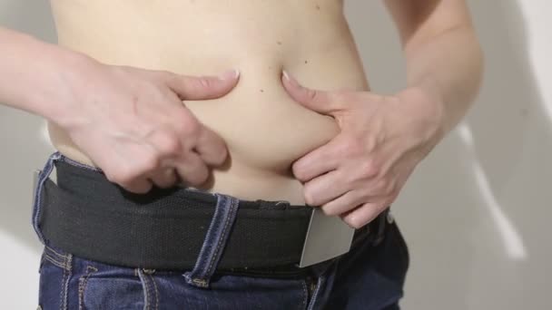 Naiset kehon rasvaa vatsa edessä näkymä
. - Materiaali, video