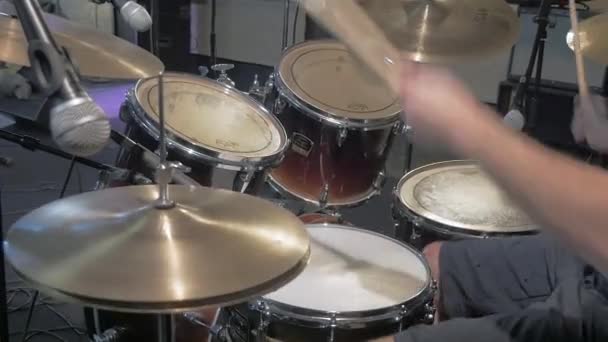 Крупный план игры на барабанах
 - Кадры, видео