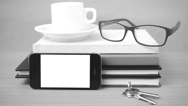 café, telefone, chave, óculos e pilha de livro - Foto, Imagem