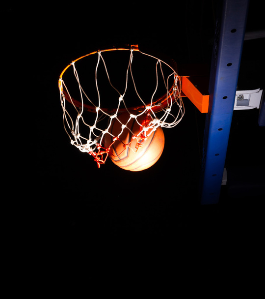 Canestro da basket su sfondo nero con effetto luce
 - Foto, immagini