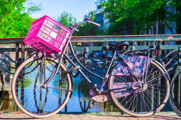 Barevná kola na mostě v Amsterdamu, Nizozemsko - Fotografie, Obrázek