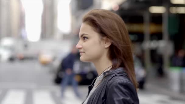 Žena, procházky po městské ulici - Záběry, video