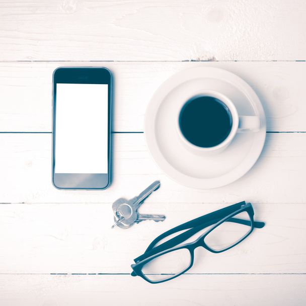 coffee cup with phone, eyeglasses and key vintage style - Fotoğraf, Görsel