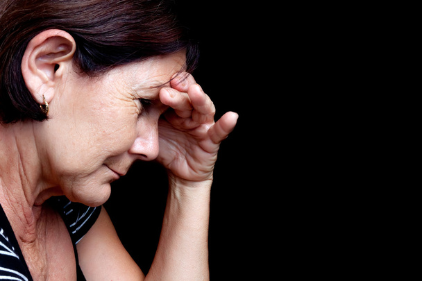 Older woman with a strong headache - Zdjęcie, obraz