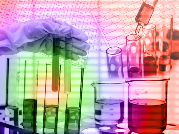 Химическая лаборатория, ученый сбрасывает жидкость в пробирку
 - Фото, изображение