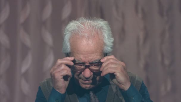 Zakładanie okulary dziadka. 2 strzały - Materiał filmowy, wideo