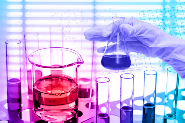 Chemisch laboratorium, Hand met de buis met test kolf - Foto, afbeelding