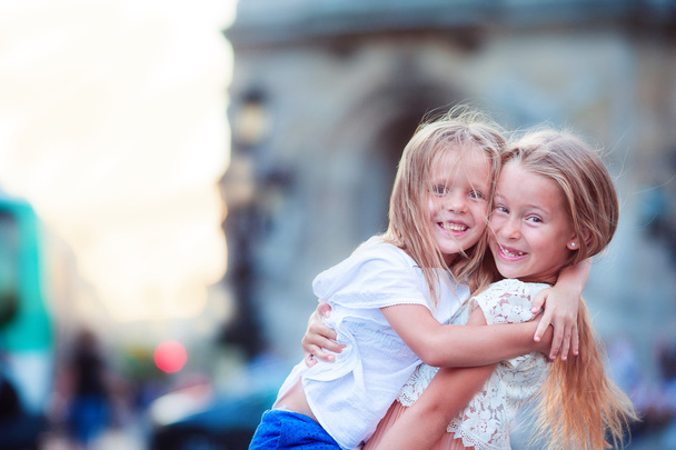 Entzückende Mode kleine Mädchen im Freien in europäischen Städten - Foto, Bild