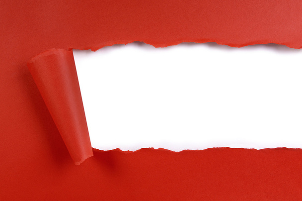 Szakadt szalag piros kézműves papír, fehér háttér, másol hely - Fotó, kép