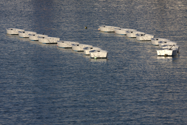 Deux colonnes de bateaux blancs
 - Photo, image