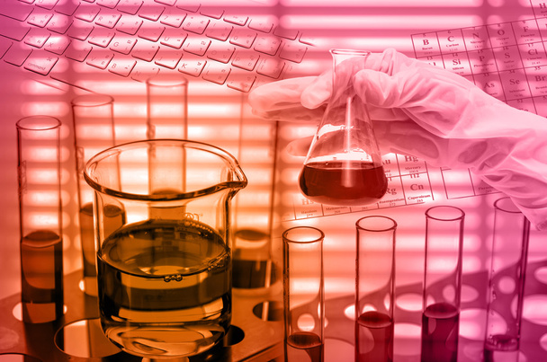 Kemikaalilaboratorio, putken pitäminen kädessä testipullon kanssa
 - Valokuva, kuva