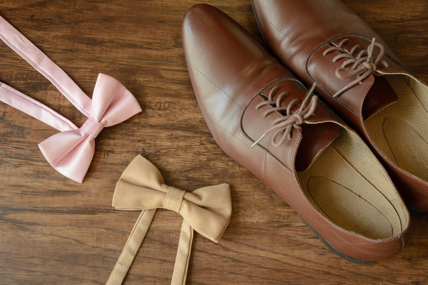 παπιγιόν και παπούτσια καφέ δέρμα - Φωτογραφία, εικόνα