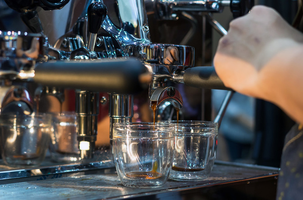 Maakt espresso koffiemachine doodgeschoten in een café-winkel - Foto, afbeelding