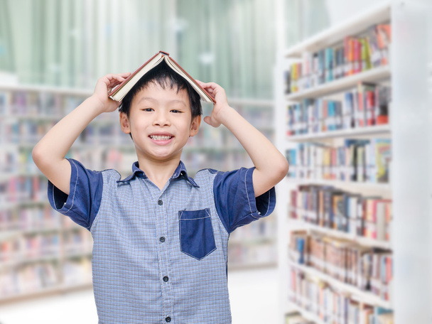 Young student in library - Foto, afbeelding
