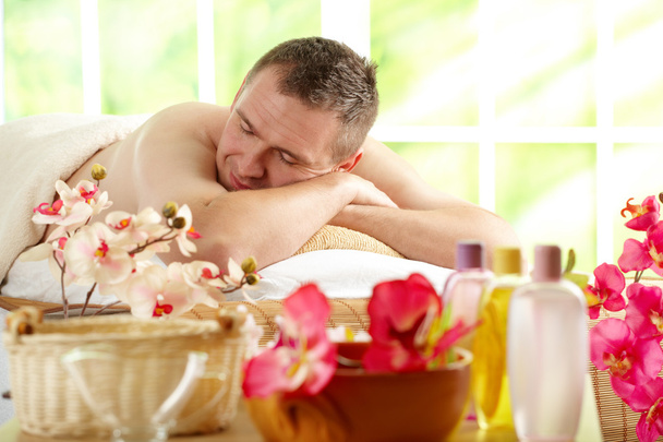Homme au repos dans un salon de spa
 - Photo, image