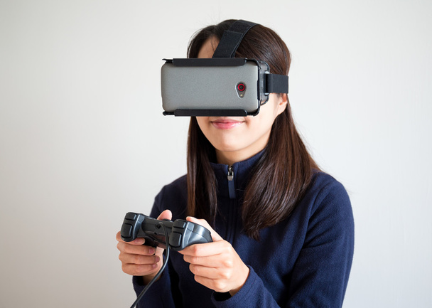 Mulher com dispositivo de realidade virtual
 - Foto, Imagem