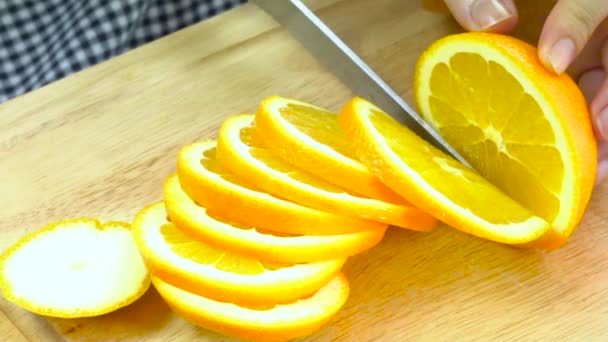 Cuchillo rebanando naranja fresca, lento
 - Metraje, vídeo