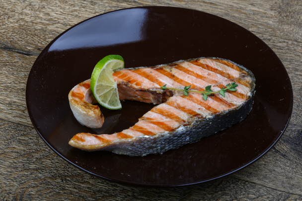 Grilled salmon steak - Фото, изображение