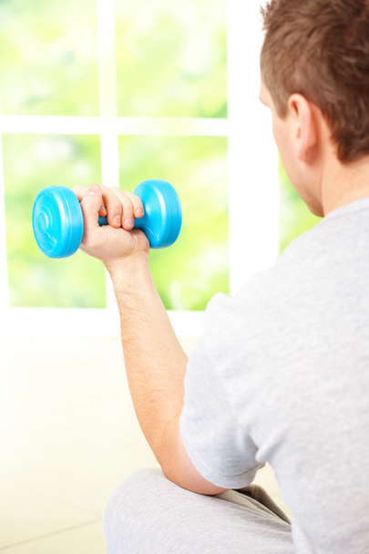 Man working with dumbbells - Foto, afbeelding