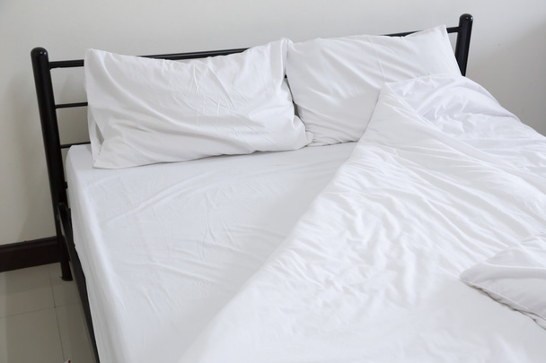 Вид на незроблене ліжко
 - Фото, зображення