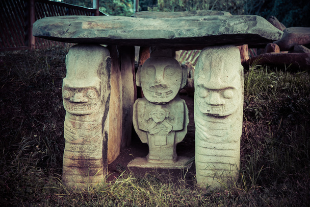 ídolos del parque nacional San Augustin, Colombia, América Latina
 - Foto, Imagen