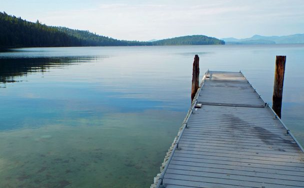Muelle de madera en un lago tranquilo
 - Foto, imagen