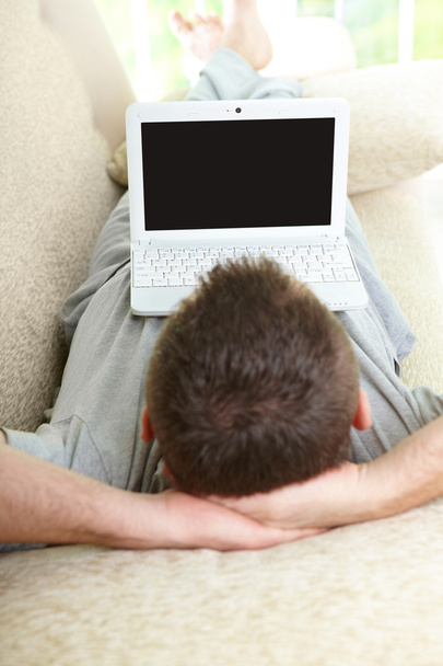 Homem usando laptop em casa
 - Foto, Imagem