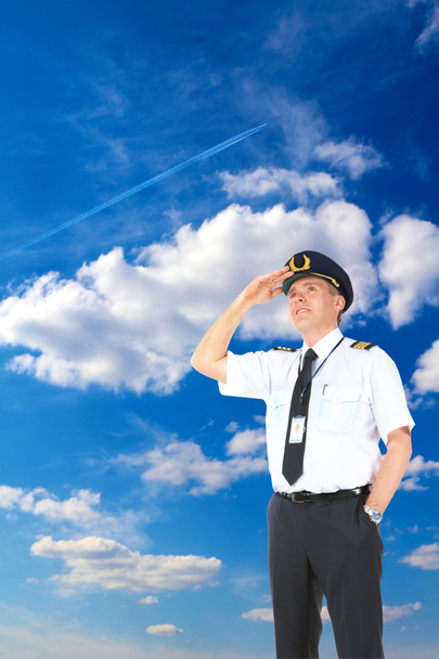 Piloto de aerolínea mirando hacia arriba
 - Foto, Imagen