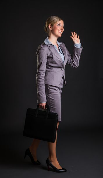 Жінка в офіційному одязі на темно-сірому фоні
 - Фото, зображення