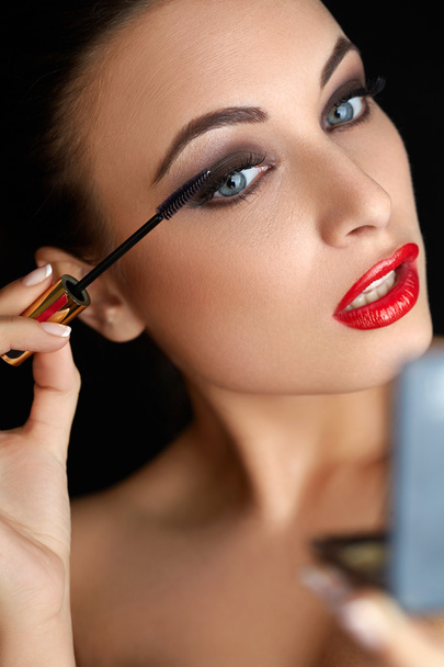 Beautiful Woman Doing Makeup. - Foto, Bild