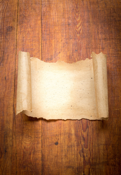 Close up van grunge nota papier op hout - Foto, afbeelding