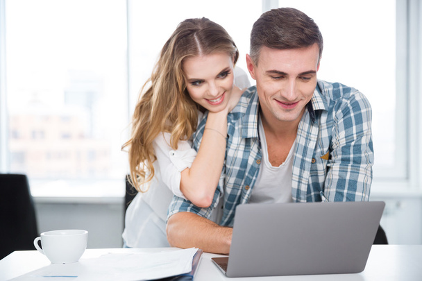Щаслива пара використовує ноутбук та серфінг в Інтернеті
  - Фото, зображення