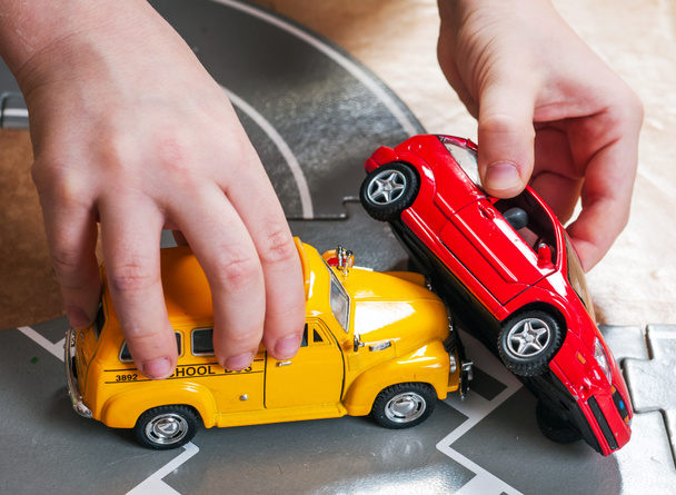 zabawka dwa samochody wypadek awarii na drodze - Zdjęcie, obraz
