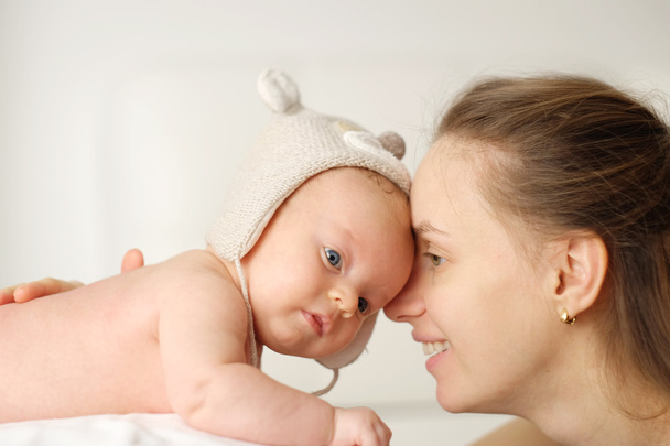 Neugeborenes Baby mit Mutter - Foto, Bild